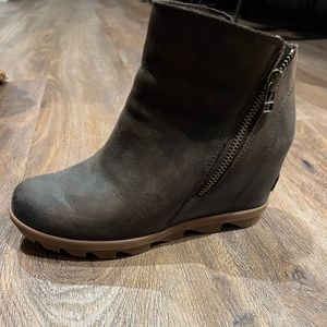 Sorel Joan of Arctic zip up dark brown booties size 8.5